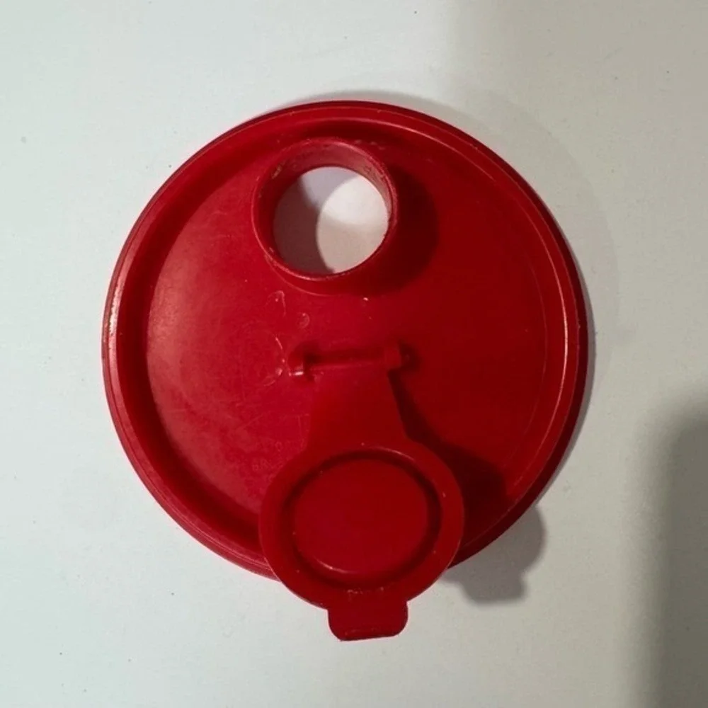 Rubbermaid Storage Container Lid pouring 9.5